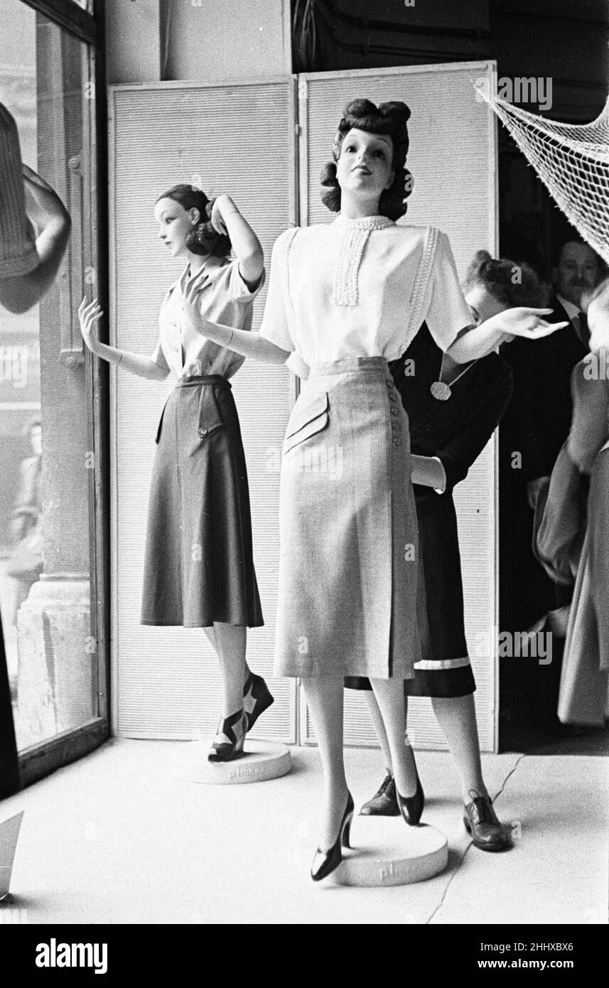 Scènes de l'intérieur de la fenêtre de magasin à Peter Robinson's Department Store, Londres. Le magasin Peter Robinson était au 200-236 Oxford Street.Vers 1946 Banque D'Images