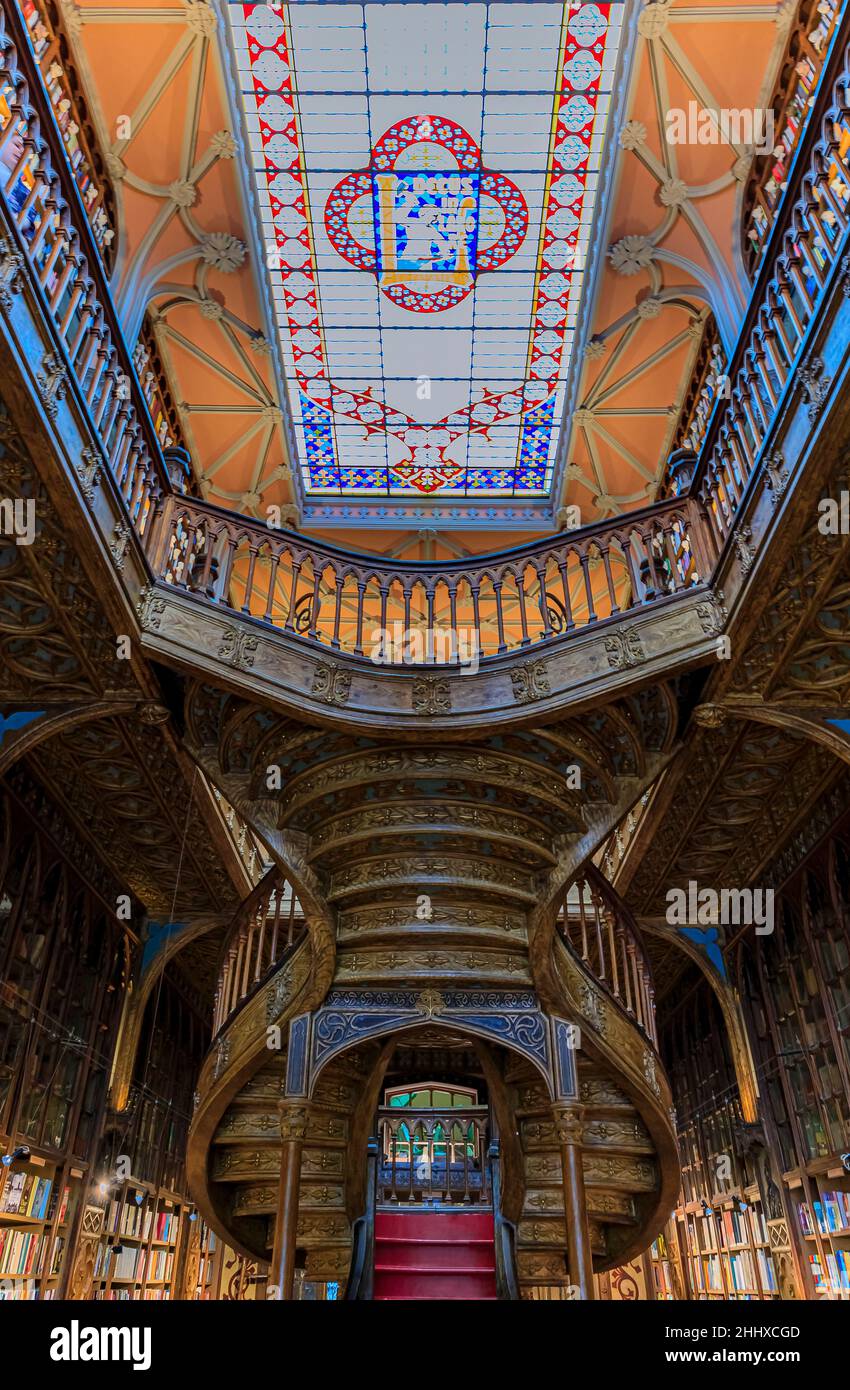 Porto, Portugal - 30 mai 2018 : librairie Livraria Lello et Irmao à Porto dans un bâtiment néo-gothique datant de 1906, superbement décoré de lambris Banque D'Images