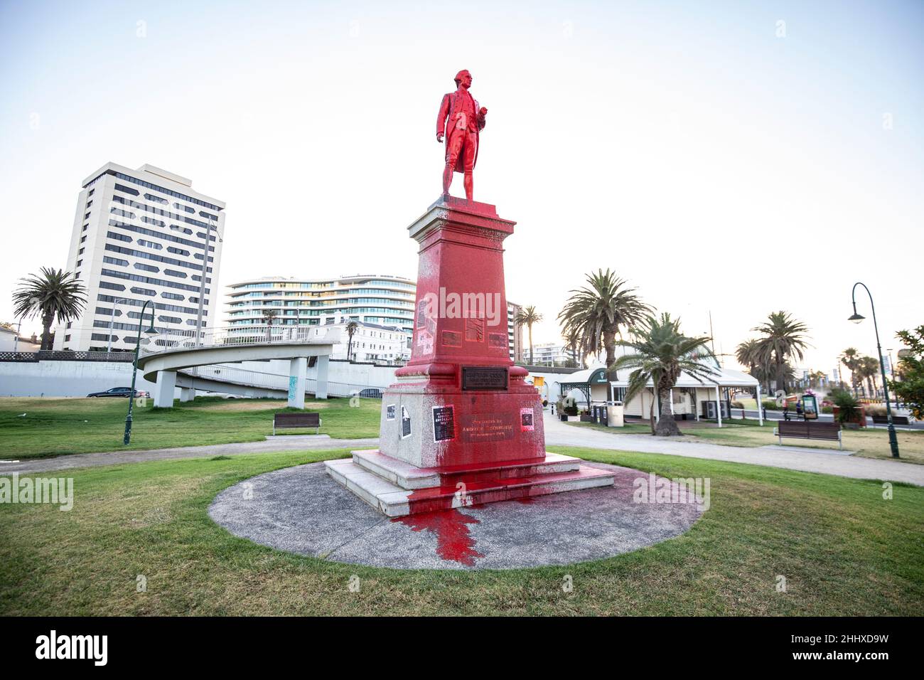 Statue du capitaine Cook à St Kilda, Melbourne, Australie. La statue de Caption Cook a été peinte en rouge pour protester contre le jour 2022 de l'Australie et le colonialisme. Banque D'Images