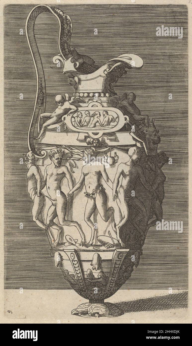 Vase avec Dancing Women et satyres 17th siècle (fin) originellement par René Boyvin représentation française d'un vase ou d'une éperon.Le vase est caractérisé par une frise remplie d'un cercle de femmes et de satyres dansant.Le pied du vase est décoré de tortues.L'imprimé fait partie d'une série de 12 vases, dont la conception est dite par Rosso Fiorentino et Polidoro da Caravaggio, et qui ont été initialement gravées et publiées par René Boyvin.La série actuelle a été publiée pour la première fois par Claes Jansz.Visscher au début du XVIIe siècle et par la suite aussi par Frederik de Wit.Vase avec Dancing Women et satyres 419101 Banque D'Images