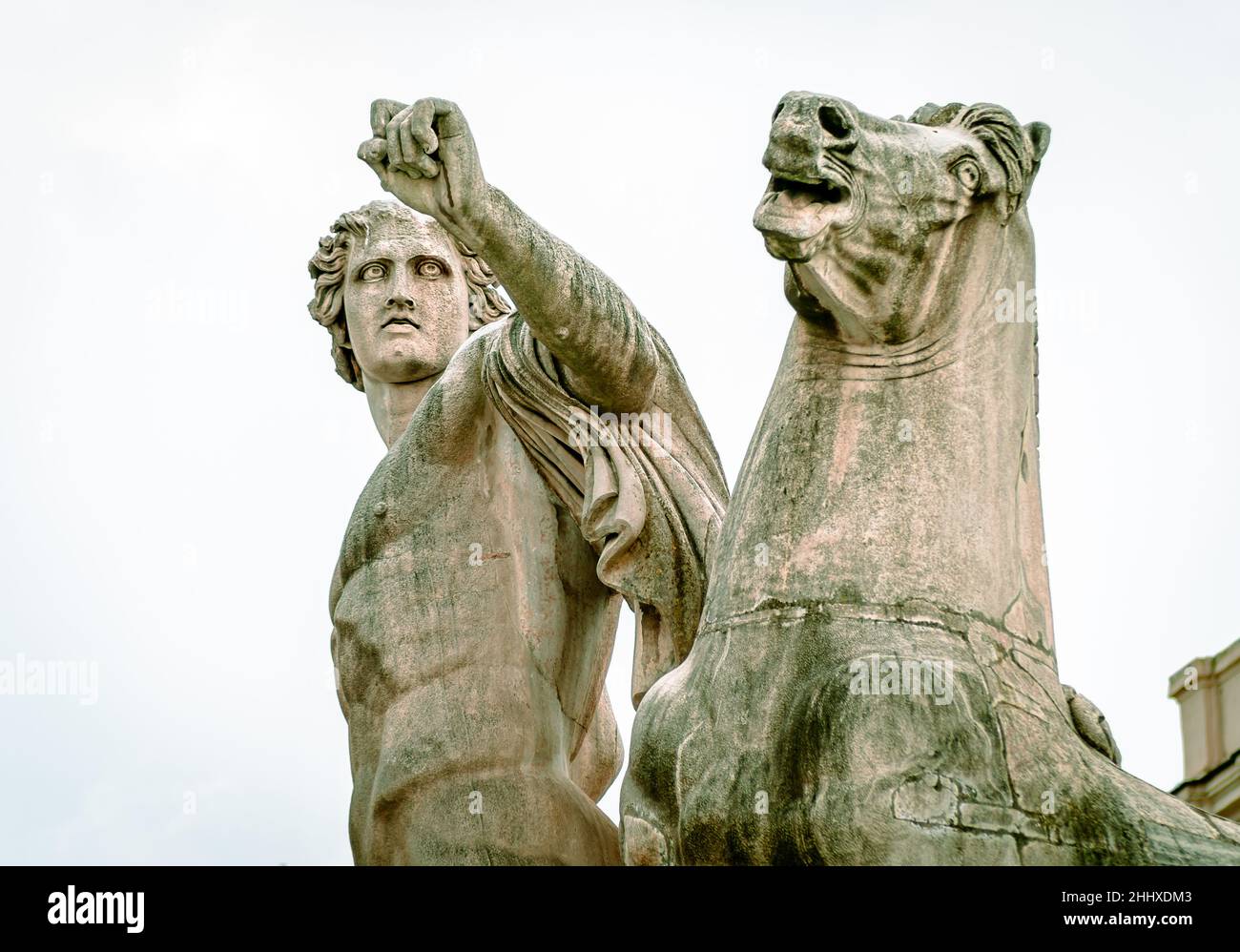 Détail de la colossale sculpture ancienne des chevaux Tamers, sur la Piazza del Quirinale, au sommet de la colline du Quirinal, à Rome. Banque D'Images