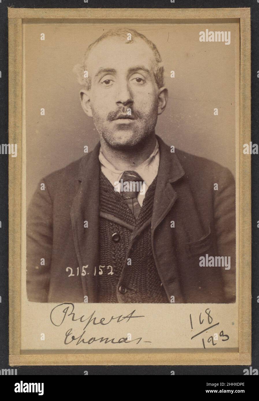 Ripert.Thomas.33 ans, né à Marseille.Cochon.Anarchiste.5/3/94.1894 Alphonse Bertillon né d'une famille distinguée de scientifiques et de statisticiens, Bertillon a commencé sa carrière comme commis au Bureau d'identification de la Préfecture de police de Paris en 1879.Chargé de tenir des dossiers policiers fiables sur les délinquants, il a mis au point le premier système moderne d'identification criminelle.Le système, connu sous le nom de Bertillonage, comportait trois composantes : la mesure anthropométrique, une description verbale précise des caractéristiques physiques du détenu et des photographies normalisées du Banque D'Images