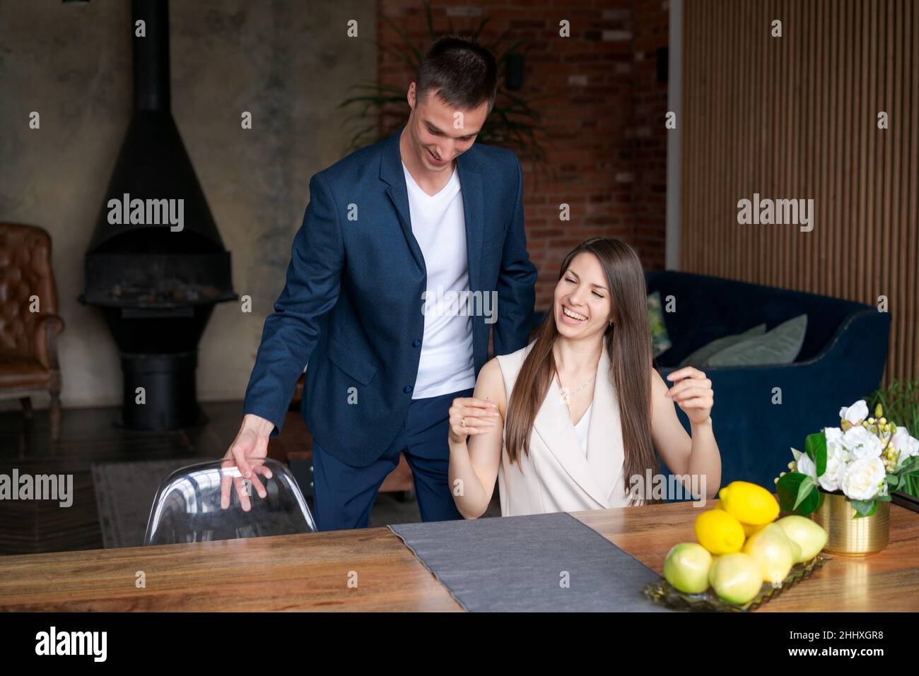 Un jeune couple d'affaires heureux se réjouit de réussir.Homme et femme caucasiens travaillant à la maison.Communiquez et amusez-vous à réussir.Une famille réussie de freelances Banque D'Images