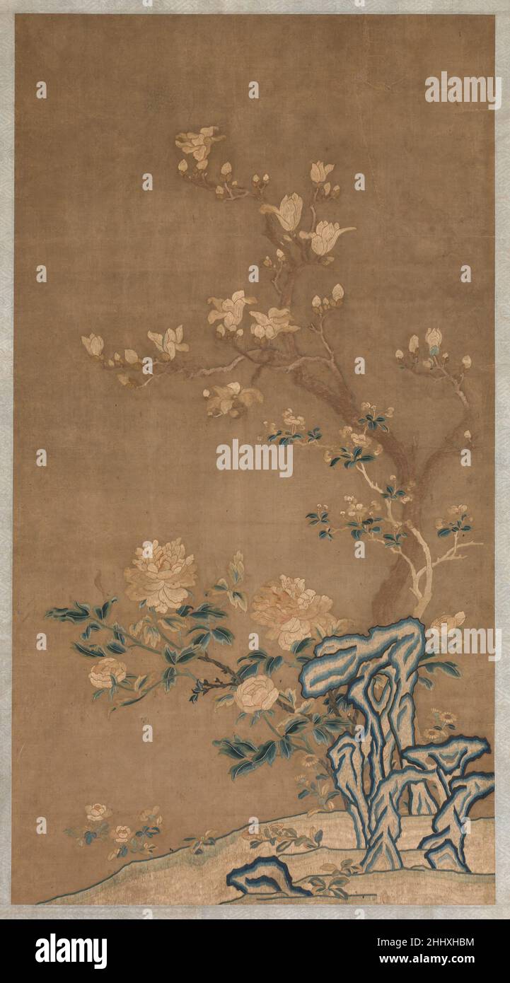 Magnolia, Crabapple et pivoine de la fin du 17th–début du 18th siècle Chine la broderie est un excellent moyen pour rendre le lustre des pétales de fleur et la brillance des feuilles, et en raison de son intensité de travail, elle a parfois été considérée comme plus chère et souhaitable que la peinture.Les fleurs et les plantes sont des thèmes populaires dans l'art chinois et la plupart ont des significations favorables.Ici, la combinaison du magnolia, de la fleur d'écrevisse et de la pivoine d'arbre implique une « fortune dans un hall de jade » (yu tang fu gui).Magnolia, Crabapple et arbre pivoine.Chine. Fin 17th–début 18th siècle.Broderie de soie sur gaze de soie Banque D'Images