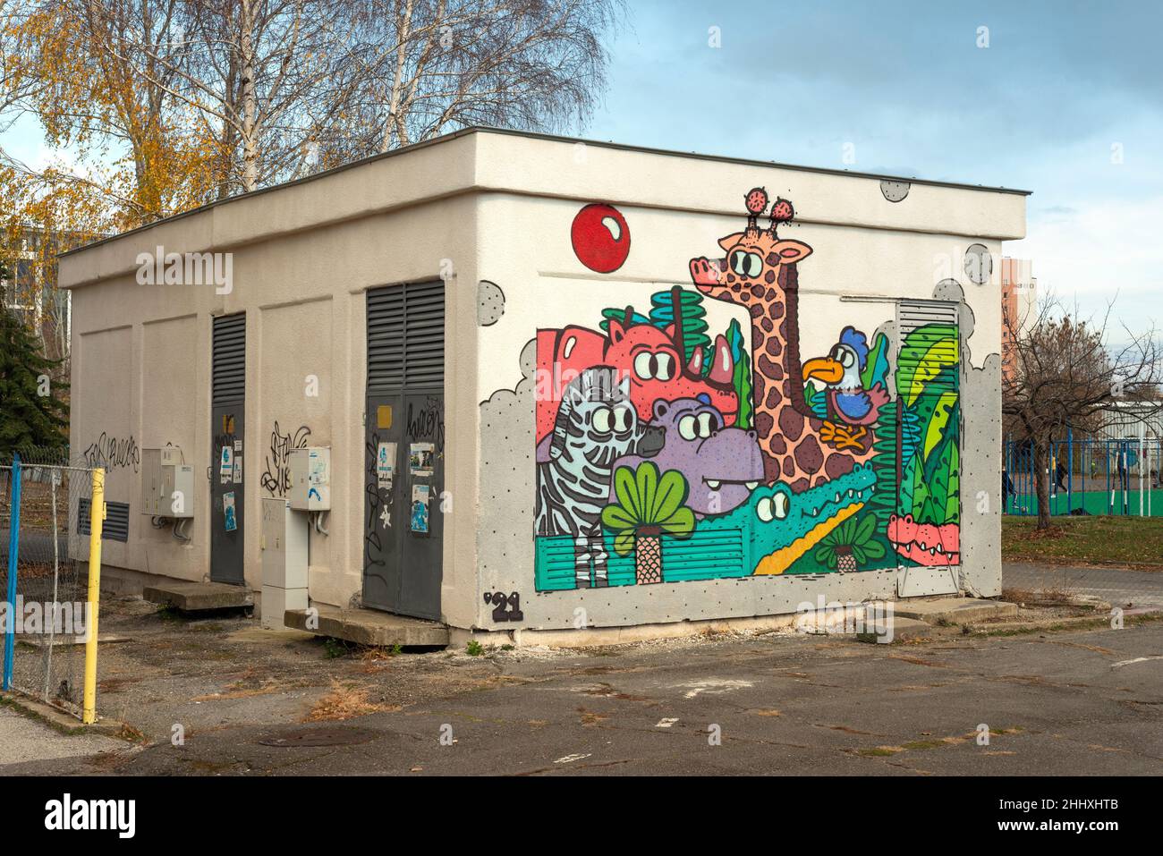 L'arrière-cour de l'école a peint divers animaux graffiti mural sur l'armoire de commande électrique à Sofia, Bulgarie Banque D'Images