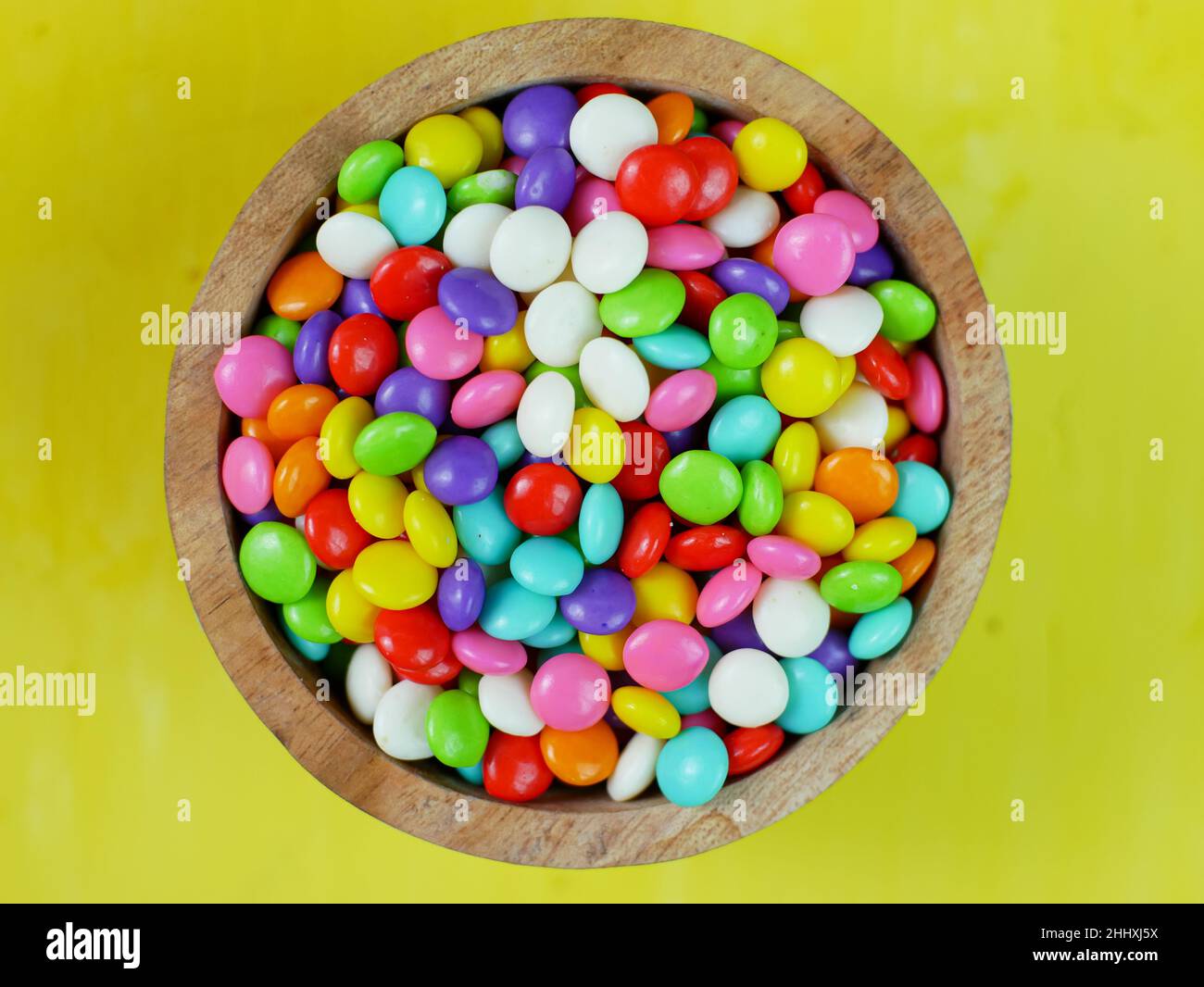 Vue de dessus de bonbons colorés dans un petit bol. bonbons de balle de arc-en-ciel. Banque D'Images