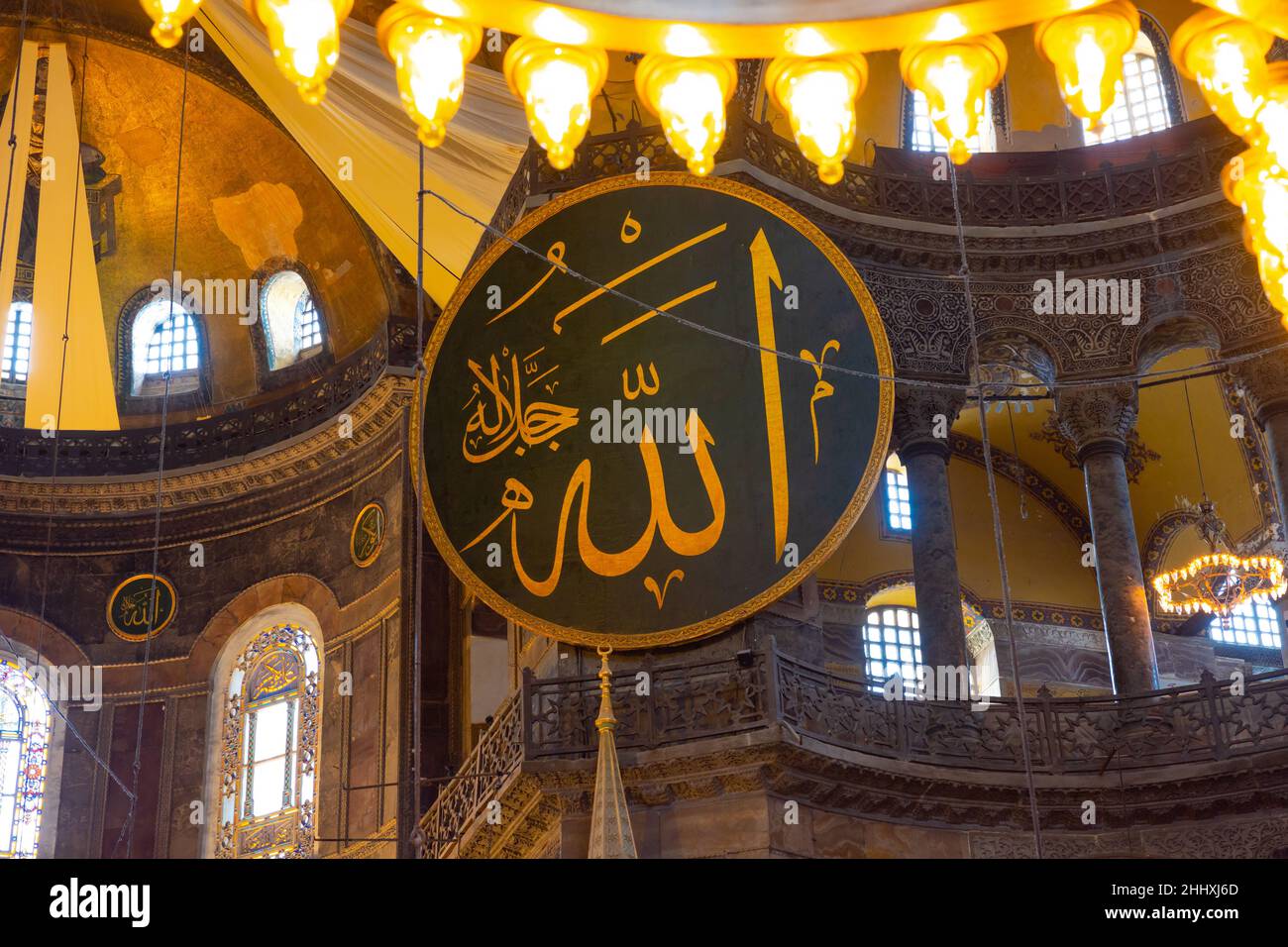 Photo de fond islamique.Texte du nom d'Allah dans Sainte-Sophie.Ramadan ou kandil ou lalat al-qadr ou photo de fond islamique.Effet de bruit inc Banque D'Images