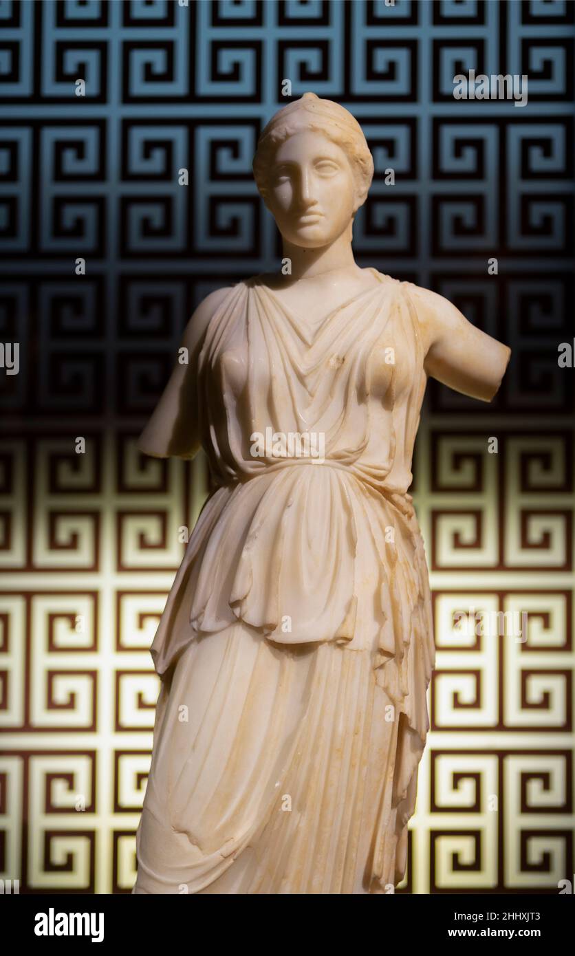 Statue en marbre d'Athéna (déesse de la sagesse, des compétences et de la guerre) au Musée d'archéologie d'Istanbul.5th Century BC de Leptis Magna. Banque D'Images