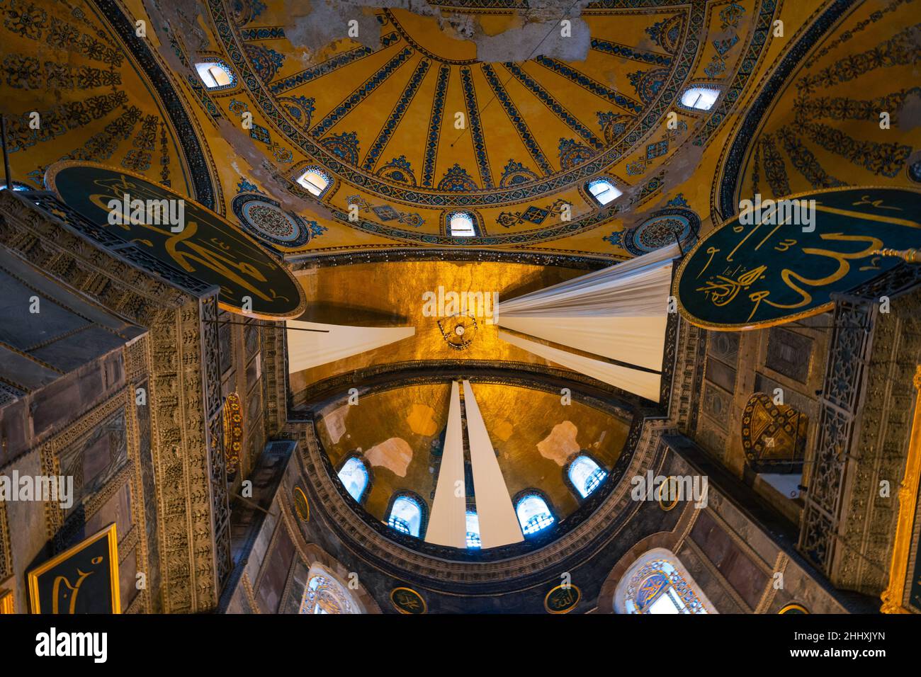 Photo de fond islamique.Vue à angle bas de Sainte-Sophie.Ramadan ou kandil ou lalat al-qadr ou photo de fond islamique.Effet de bruit inclus.ISTA Banque D'Images