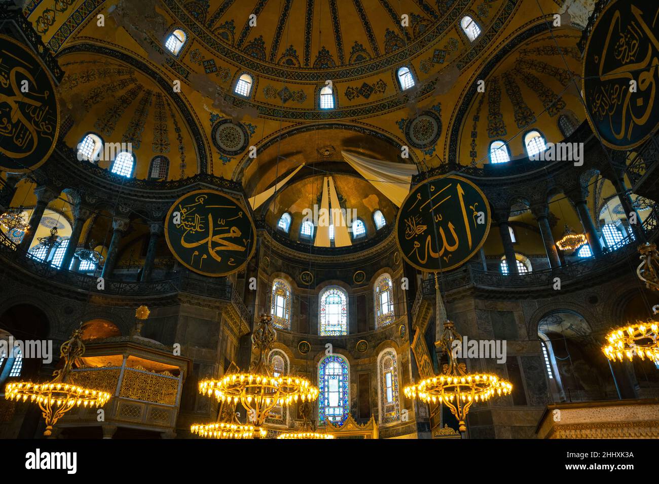 Photo de fond islamique.Intérieur de Sainte-Sophie à Istanbul.Ramadan ou kandil ou lalat al-qadr ou photo de fond islamique.Effet de bruit non compris Banque D'Images