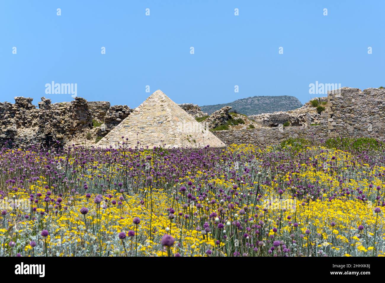 Bâtiment en forme de pyramide à l'intérieur du château de Methoni, Grèce Banque D'Images