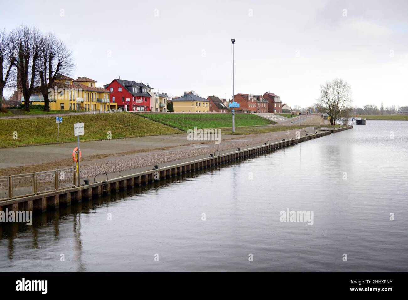 17 janvier 2022, Brandebourg, Wittenberge: Une digue d'Elbe végétative a été construite sur les rives de l'Elbe près de la pension 'Zur Möwe' (M).Les travaux préparatoires à la protection contre les inondations et à l'expansion des routes dans la région d'Elbstraße ont commencé en 2019.Le système de protection contre les crues a été achevé en 2021 et augmente la sicxherité de la vieille ville avec l'accès au Nedwigshafen et aux locaux de l'Administration de l'eau et du transport maritime.En cas de catastrophe, un mur de protection mobile contre les inondations peut être érigé et protège contre les inondations jusqu'à un niveau de 7,99 mètres.Photo: Soeren Stache/dpa-Zentralbi Banque D'Images