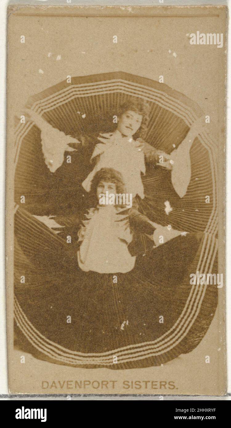 Davenport Sisters, de la série Actors and Actresses (N145-8) émise par Duke Sons & Co. Pour promouvoir Duke cigarettes ca.1891 émis par W. Duke, Sons & Co. Cartes professionnelles de l'ensemble « Actors and Actresses » (N145-8), émis en 1880s par W. Duke Sons & Co. Pour promouvoir les cigarettes Duke.Il existe huit sous-ensembles de la série N145.Divers sous-ensembles arborent différents modèles de cartes et font également la promotion de différentes marques de tabac représentées par W. Duke Sons & Company.Cette carte provient du huitième sous-ensemble, N145-8.Notez que les noms des acteurs sont orthographiés différemment sur les cartes dans l'ensemble et ne sont pas fiables pour un Banque D'Images