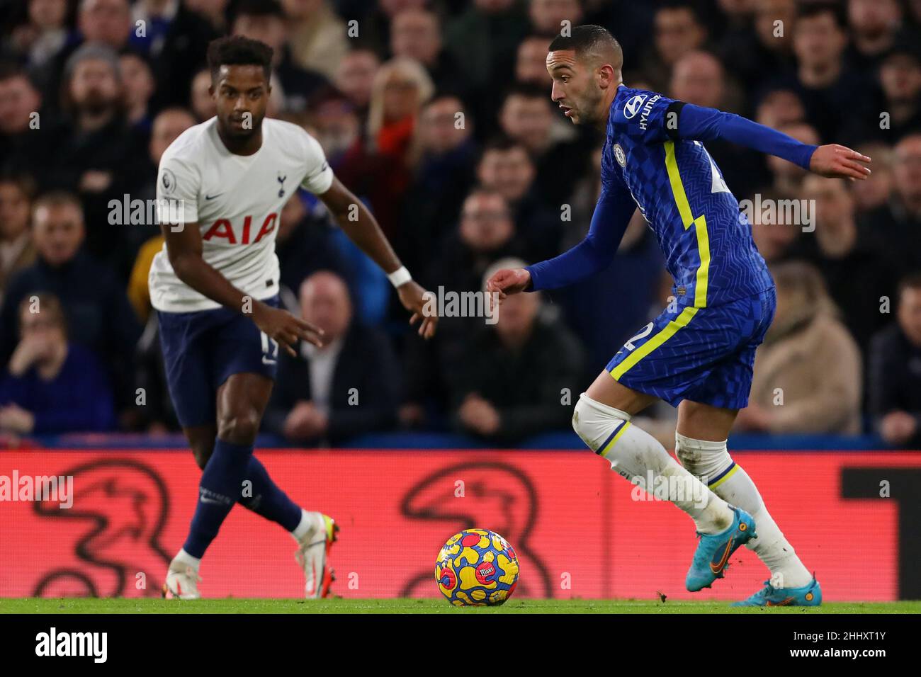 Hakim Ziyech de Chelsea et Ryan Sessegnon de Tottenham Hotspur - Chelsea et Tottenham Hotspur, Premier League, Stamford Bridge, Londres, Royaume-Uni - 23rd janvier 2022 usage éditorial exclusif - restrictions DataCo applicables Banque D'Images