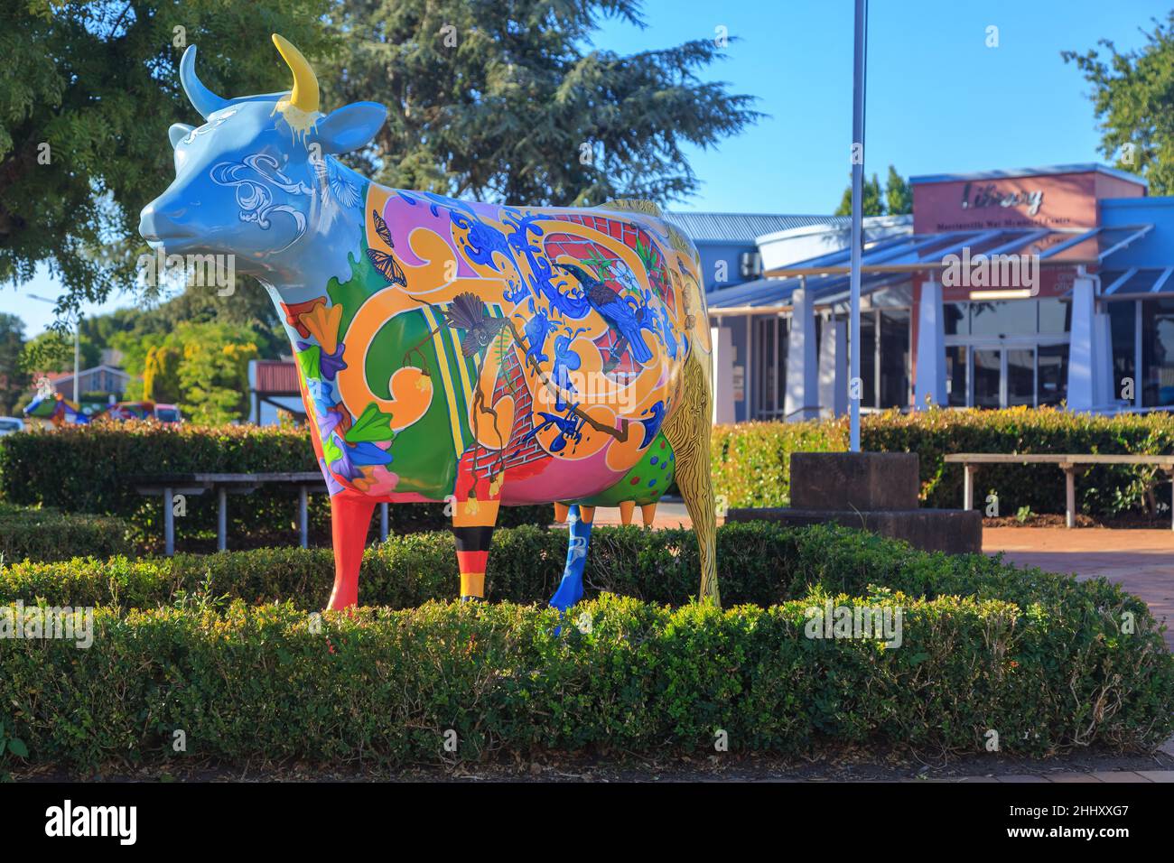 Morrinsville, Nouvelle-Zélande.'Kiwiana', l'une des nombreuses sculptures de vache de la ville, à l'extérieur de la bibliothèque de Morrinsville Banque D'Images