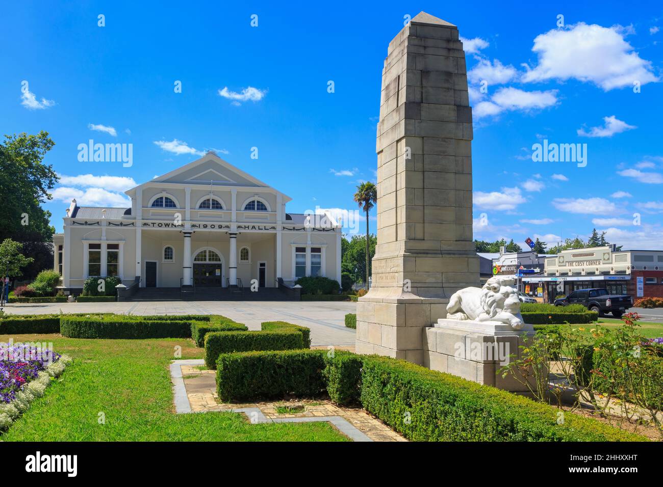 Cambridge, Nouvelle-Zélande.Le mémorial de la première Guerre mondiale de la ville en face de la vieille mairie (1909) Banque D'Images