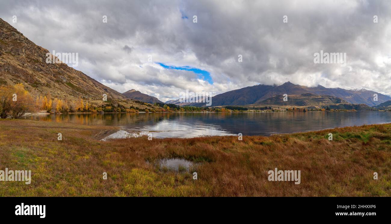 Vue amoramique de la baie de Glendhu, partie du lac Wanaka dans l'île du Sud de la Nouvelle-Zélande.Photographié en automne Banque D'Images