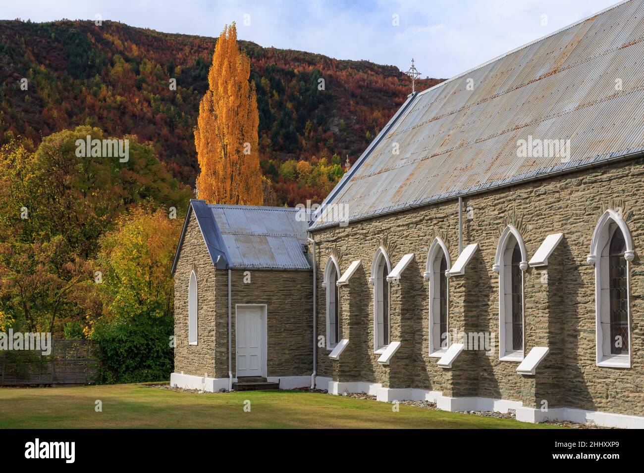 Arrowtown, Nouvelle-Zélande.L'église catholique Saint-Patrick, un bâtiment historique en pierre (ouvert en 1902), entouré de coloe d'automne Banque D'Images