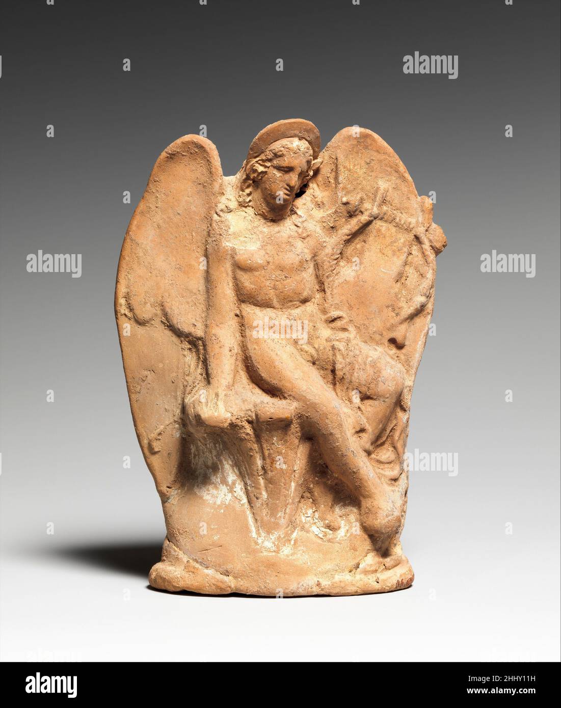 Terre cuite Eros 1st la moitié du 4th siècle avant J.-C. grec, probablement Attic Eros est montré assis sur un terrain rocheux et tenant une lyre.L'instrument se réfère non seulement à la musique mais aussi à la jeunesse, car les leçons de musique appartiennent à une bonne éducation athénienne.Terre cuite Eros 247472 Banque D'Images