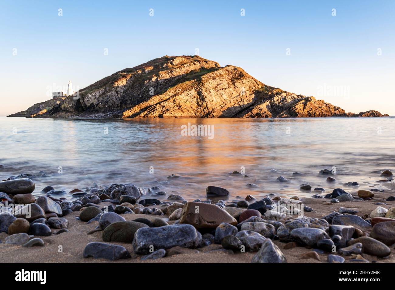 Petite île près de Mumbles Head et Lighthouse au coucher du soleil, Gower Peninsula, pays de Galles du Sud, Royaume-Uni Banque D'Images