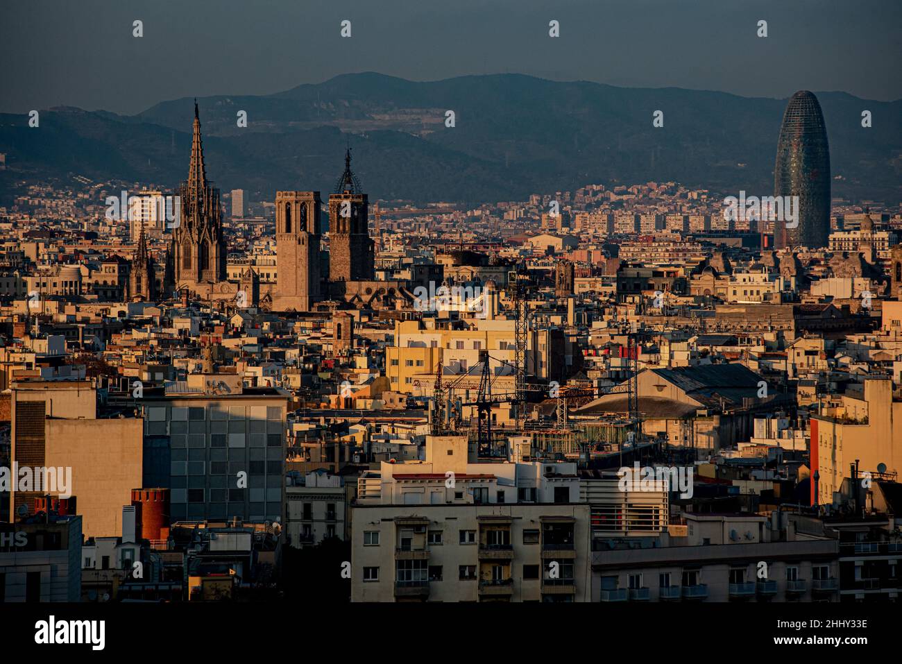 La cathédrale de Barcelone et la tour Agbar se font au milieu des bâtiments de la ville de Barcelone. Banque D'Images