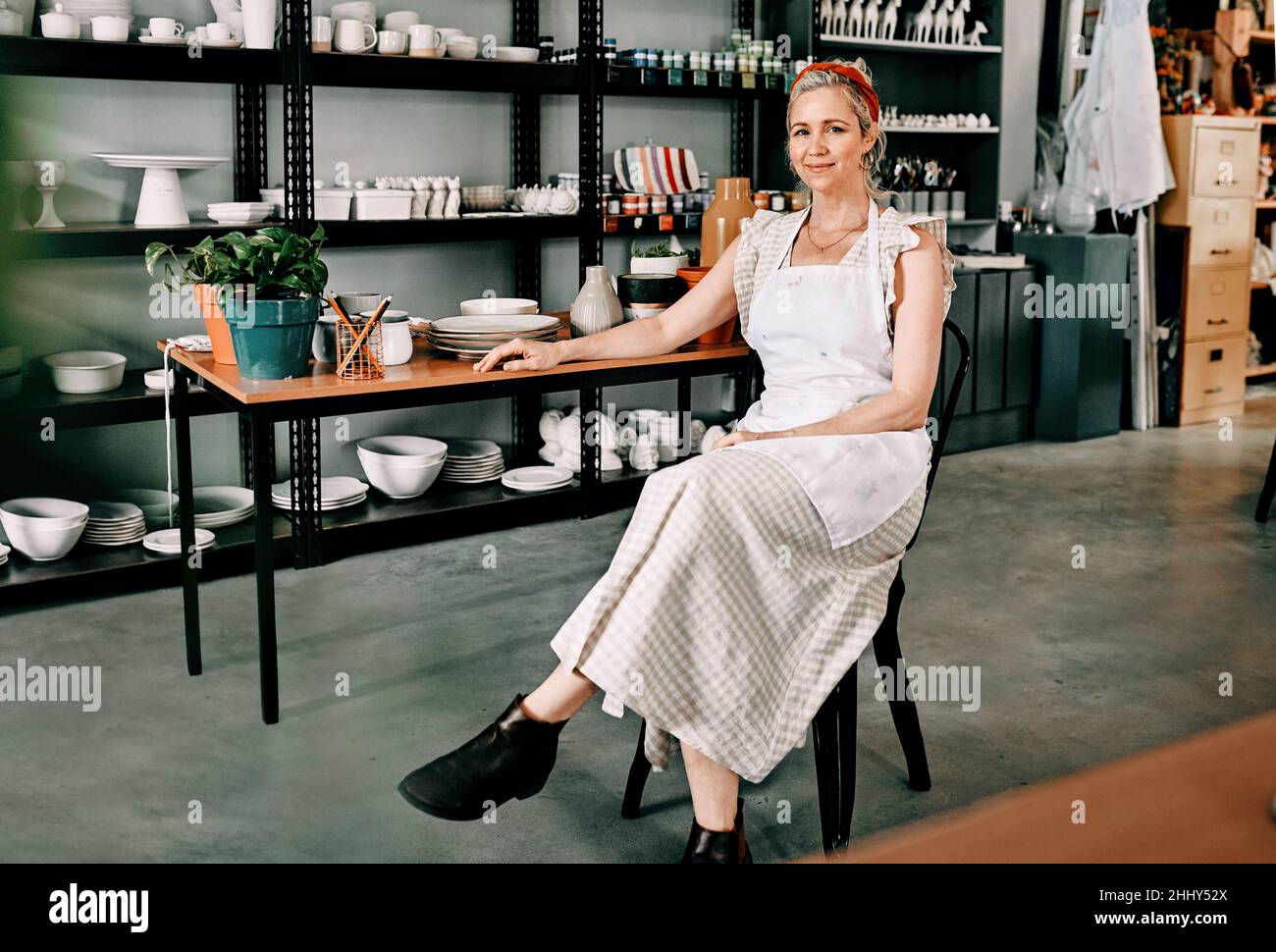 J'ai travaillé dur pour mon studio.Portrait court d'une femme mûre attrayante assise seule dans son atelier de poterie pendant la journée. Banque D'Images