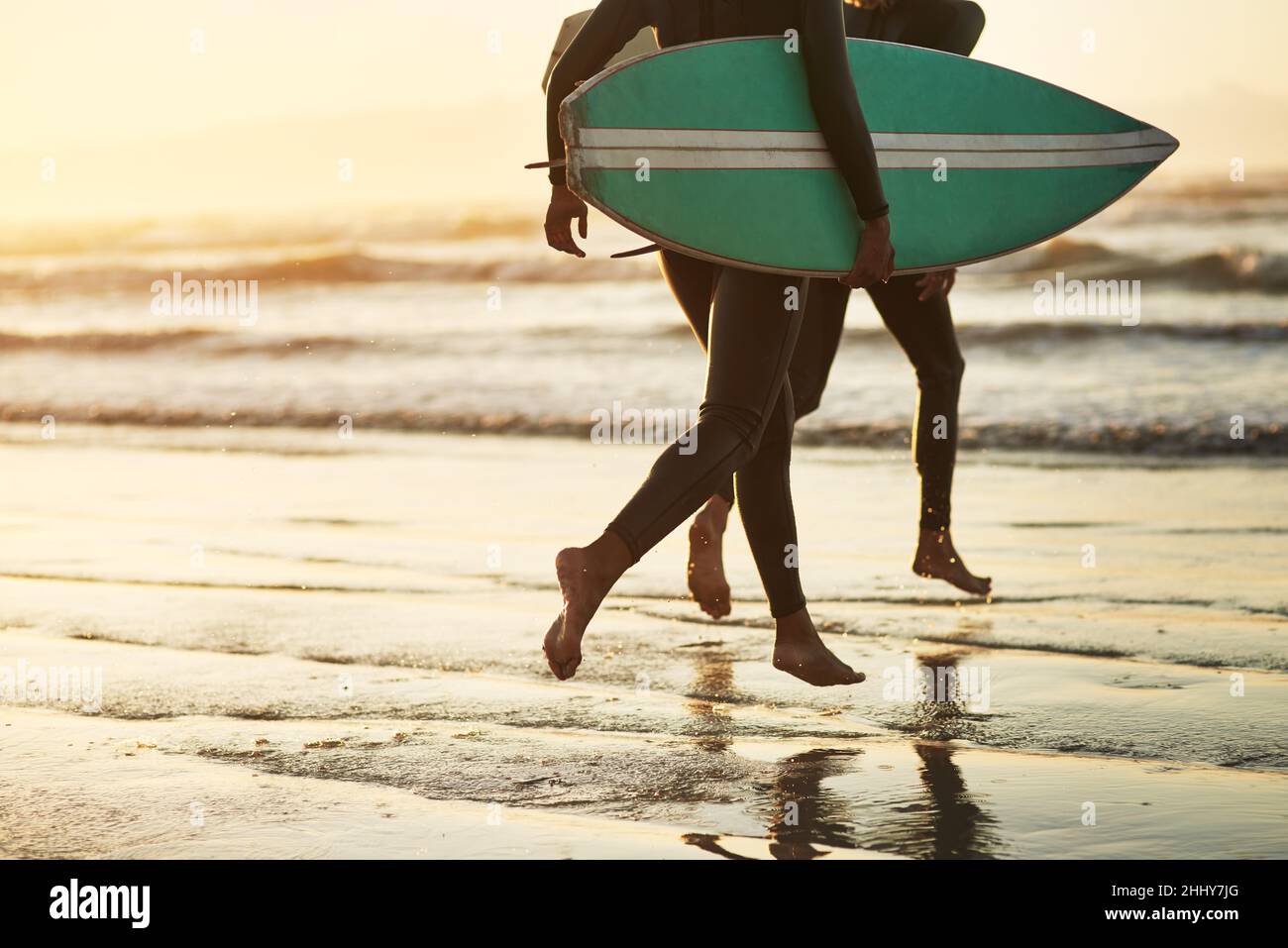 Courant dans l'océan sauvage.Photo d'un jeune couple méconnaissable qui navigue sur la plage. Banque D'Images