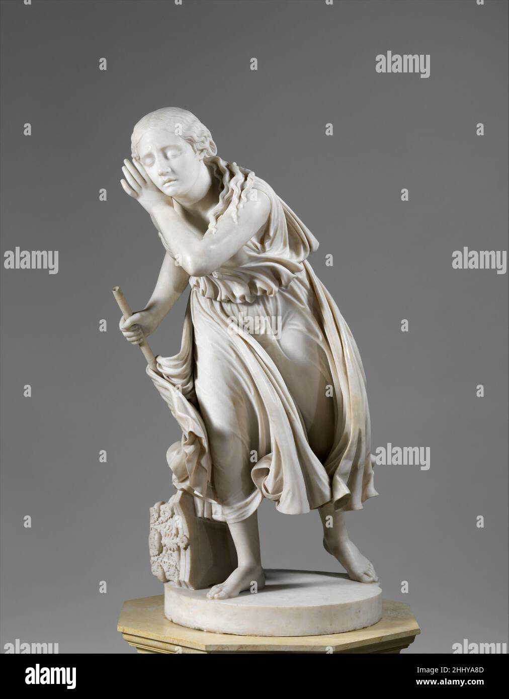 Nydia, The Blind Flower Girl of Pompéi 1853–54; sculptée 1859 Randolph Rogers American 'Nydia, The Blind Flower Girl of Pompéi' était la sculpture américaine la plus populaire du XIXe siècle.Selon Rogers, il a été reproduit 167 fois en deux tailles.Le sujet a été tiré de 'les derniers jours de Pompéi' (1834), un roman largement lu par Lord Edward Bulwer-Lytton, qui se termine par l'éruption du Vésuve en a.d.79. La représentation évocatrice de Nydia par Rogers met en lumière sa tentative héroïque de sortir deux compagnons de la ville brûlante recouverte de cendres.Ses yeux fermés et son personnel lui ont fait allusion Banque D'Images