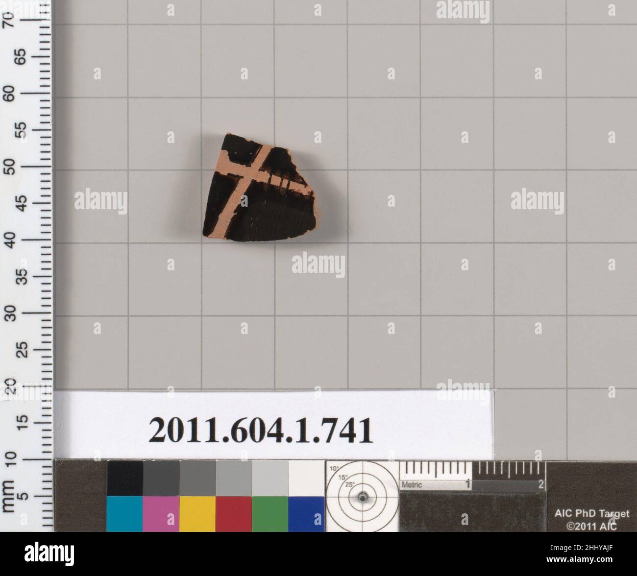 Fragment de terre cuite d'un kylix (gobelet) 490 C.-B. grec, intérieur attique, cordes, arbalète et bras de lyre.Fragment de terre cuite d'un kylix (gobelet) 669753 Banque D'Images