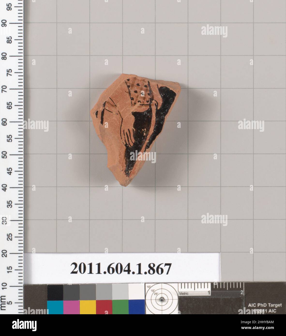 Fragment de terre cuite d'un kylix (gobelet) deuxième quart du siècle 5th av. J.-C. grec, intérieur Attique, boîtier de son tortoiseshell et bras de lyre?; partie de l'avant-bras gauche et main de la figure.Fragment de terre cuite d'un kylix (gobelet) 670367 Banque D'Images