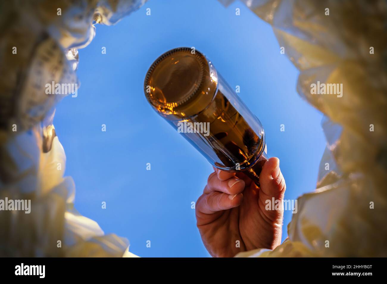 La bouteille de verre est faite dans la poubelle avec une vue de la poubelle Banque D'Images