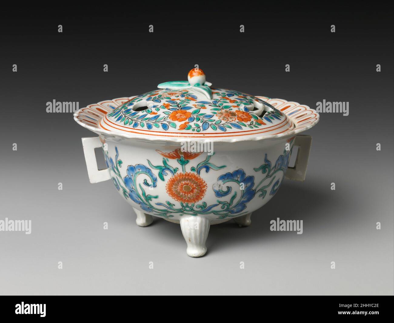 Diffuseur d'Encens (koro) japonais de la fin du 17th siècle, pour le marché européen le don de la Collection Hans Syz encadre le Musée avec près de trois cents exemples de céramiques européennes et asiatiques méticuleusement acquis par le Dr. Syz pour tracer la migration des modèles et des modèles d'est en Ouest.Documentant un processus continu d'influence et d'adaptation, ces pièces fournissent un examen discriminant des nuances de changement stylistique résultant de trois siècles de commerce.parmi les comparaisons les plus révélatrices est celle d'un brûleur d'encens japonais (koro) et de son homologue viennois.Le modèle japonais, f Banque D'Images