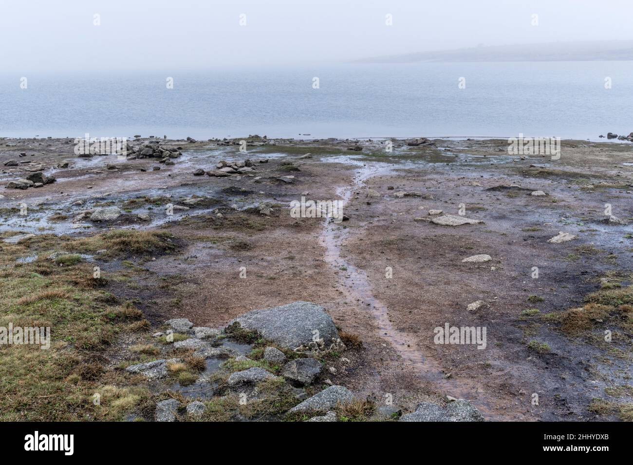 Temps humide brumeux au-dessus de l'estran sauvage sombre du lac Colliford sur Bodmin Moor, dans les Cornouailles. Banque D'Images
