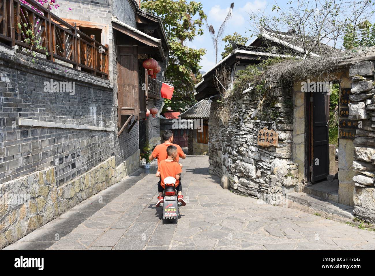 Guiyang, Guiyang, Chine.26th janvier 2022.La ville antique de Qingyan, l'une des quatre villes anciennes de Guizhou, est située dans la banlieue sud de la ville de Guiyang, province de Guizhou.Il a été construit en 10th année de Hongwu de la dynastie Ming (1378).C'était à l'origine une forteresse militaire.Les anciens bâtiments des dynasties Ming et Qing au design exquis et à la main d'œuvre exquise sont sillonnés dans la ville antique, avec des temples, des pavillons, des piliers peints et des poutres sculptées, des angles de vol et des doubles eaves.La vieille ville est pleine de gens et de culture, y compris la célébrité historique Zhou Yuh Banque D'Images