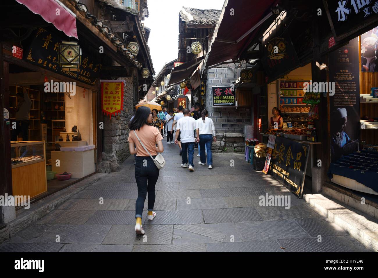 Guiyang, Guiyang, Chine.26th janvier 2022.La ville antique de Qingyan, l'une des quatre villes anciennes de Guizhou, est située dans la banlieue sud de la ville de Guiyang, province de Guizhou.Il a été construit en 10th année de Hongwu de la dynastie Ming (1378).C'était à l'origine une forteresse militaire.Les anciens bâtiments des dynasties Ming et Qing au design exquis et à la main d'œuvre exquise sont sillonnés dans la ville antique, avec des temples, des pavillons, des piliers peints et des poutres sculptées, des angles de vol et des doubles eaves.La vieille ville est pleine de gens et de culture, y compris la célébrité historique Zhou Yuh Banque D'Images