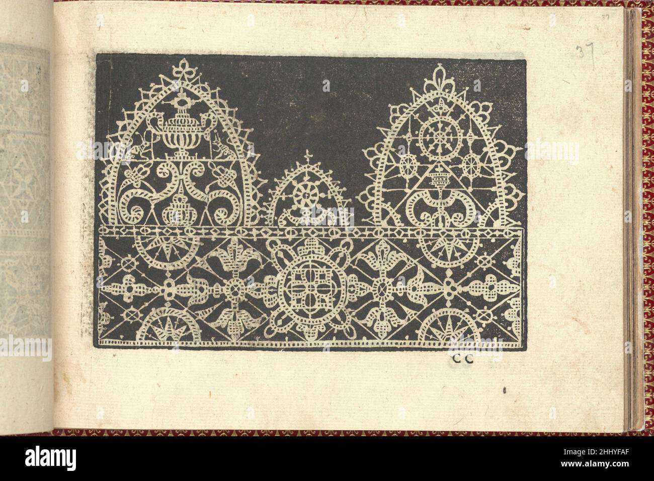 Corona delle Nobili et Virtuose donne: Libro I-IV, page 37 (recto) 1601 Cesare Vecellio Italien publié par Cesare Vecellio, Italien, Pieve di Cadore 1521-1601 Venise, Venise.de haut en bas, et de gauche à droite:Design composé de 2 registres horizontaux.La caisse supérieure est décorée de 3 motifs semi-elliptiques ornementés; les 2 motifs sur le côté sont plus grands que celui du centre.La caisse inférieure est décorée d'un motif de diamants contenant des fleurs qui se fixent à un élément floral central à l'intérieur d'un cercle.Corona delle Nobili et Virtuose donne : libre I-IV, page 37 (recto) 661837 Banque D'Images
