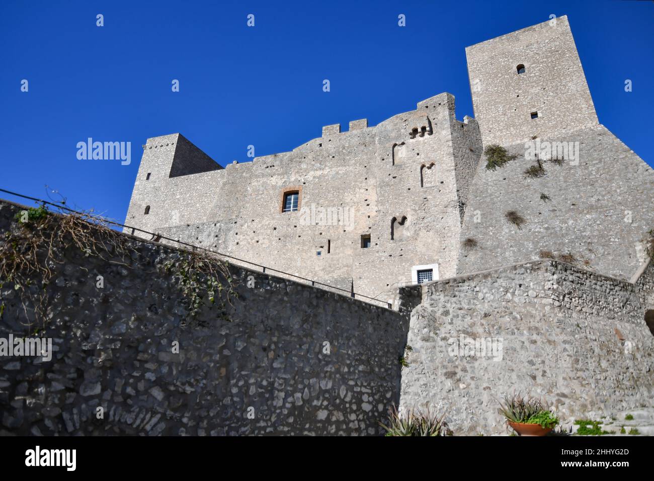Les murs fortifiés du château d'Itri, une ville historique de la région du Latium, en Italie. Banque D'Images
