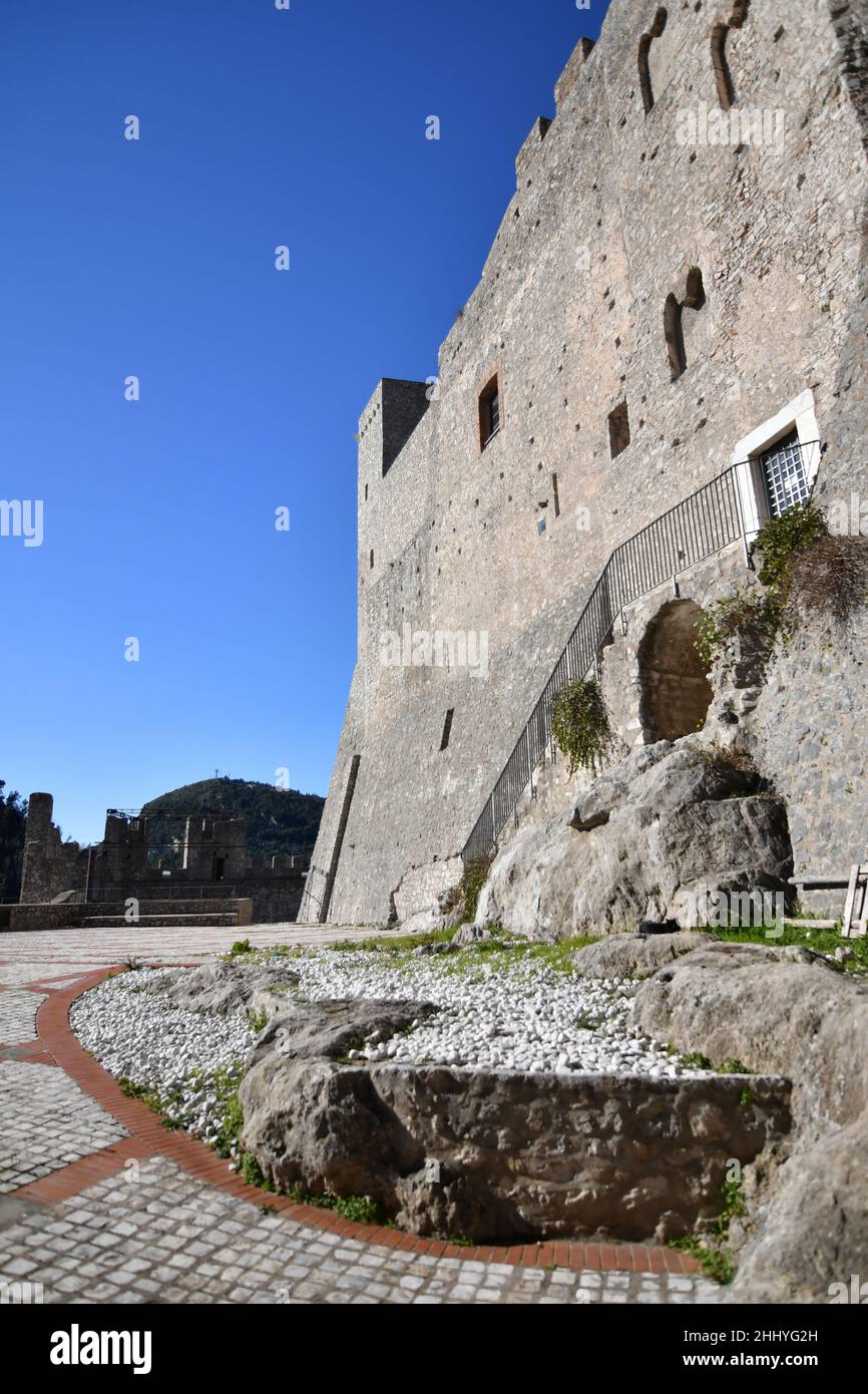 Les murs fortifiés du château d'Itri, une ville historique de la région du Latium, en Italie. Banque D'Images