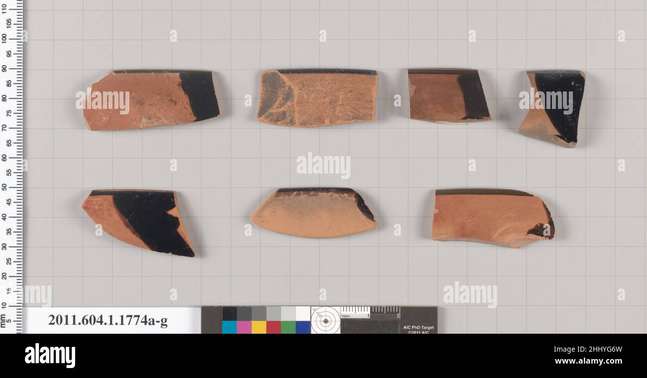 Fragments de kylikes (tasses à boire) en terre cuite 5th siècle C.-B. grec, Attique sept fragments de rebord avec une fine bande de glaçure noire au-dessus de la moitié droite de la zone de la poignée.Fragments de kylikes en terre cuite (tasses à boire) 683362 Banque D'Images