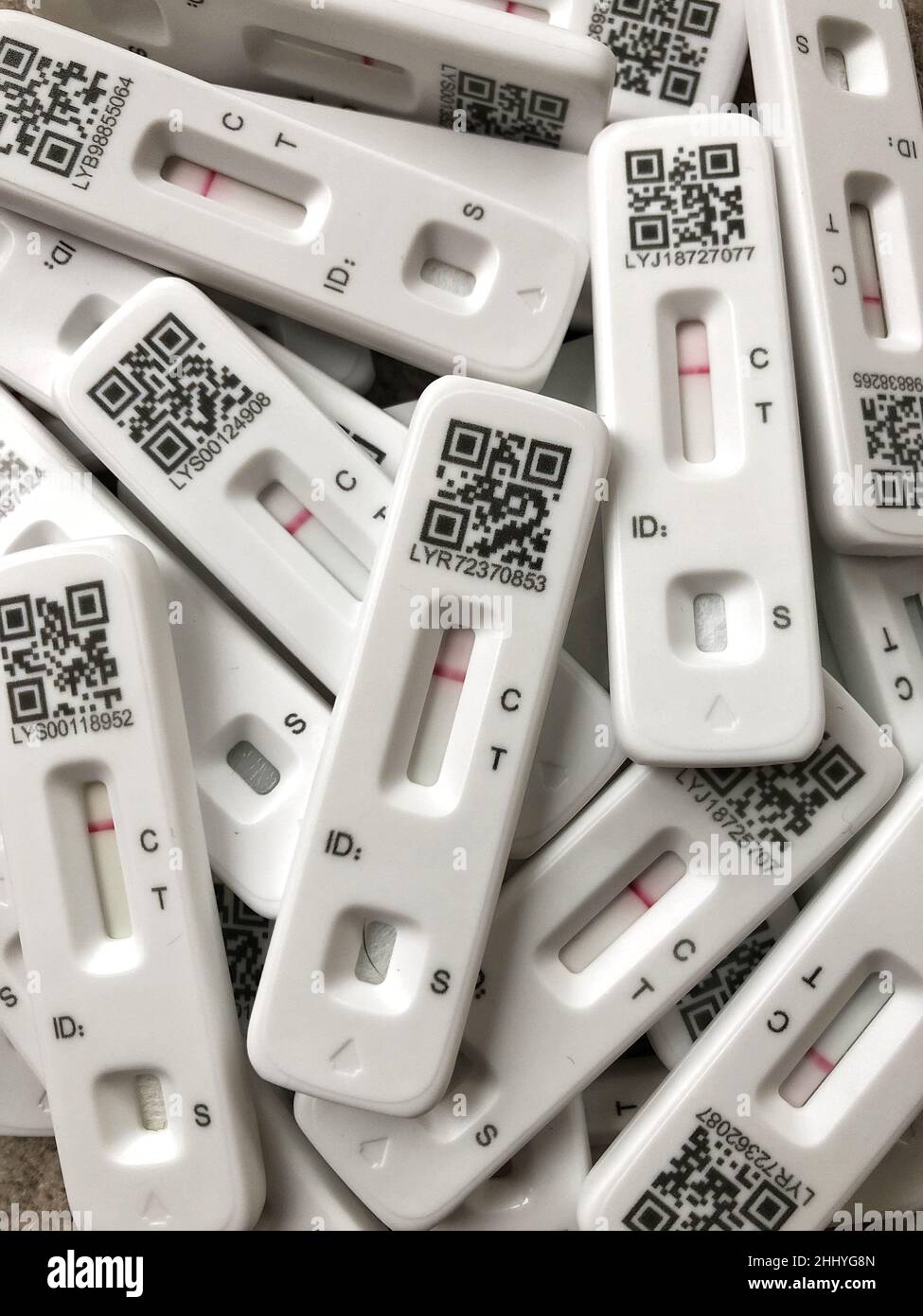 Fond complet du coronavirus de la pile de kits de flux latéral utilisés pour les tests à domicile avec des résultats négatifs et un espace de copie Banque D'Images