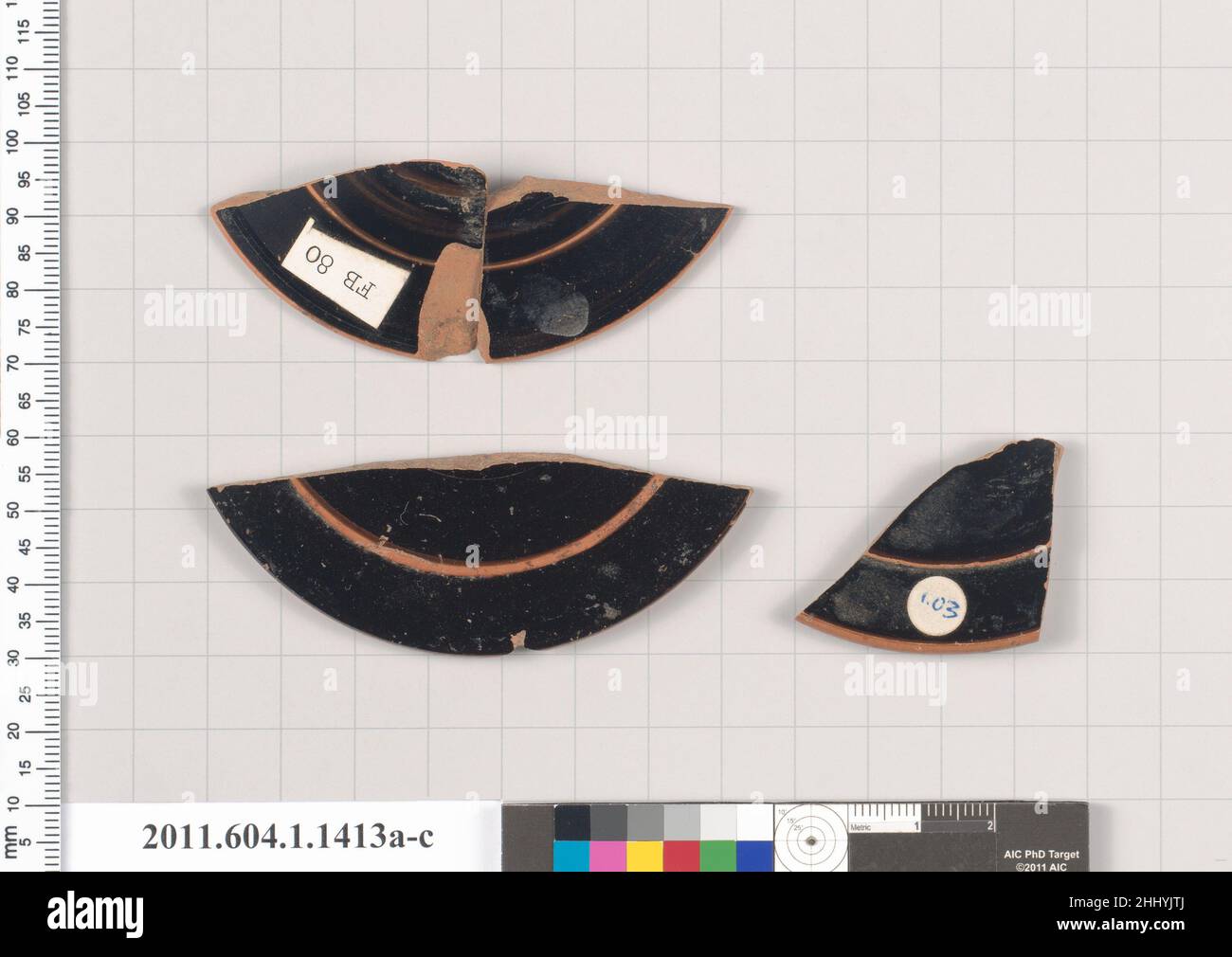 Fragments de terre cuite de kylikes (tasses à boire) 5th siècle C.-B. grec, Attique trois parties de pieds de type B avec mince ligne de réserve au chanfrein.Fragments de kylikes en terre cuite (tasses à boire) 678325 Banque D'Images