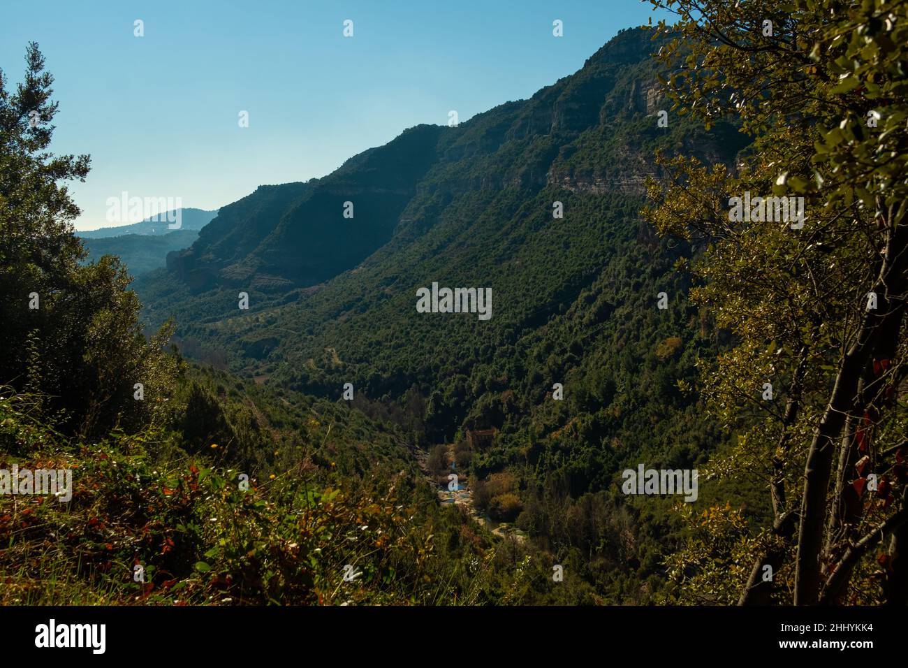 Vue sur le paysage des montagnes catalanes et des prairies de Sant Miquel del Fai dans la campagne catalane.La catalogne rurale et la nature Banque D'Images