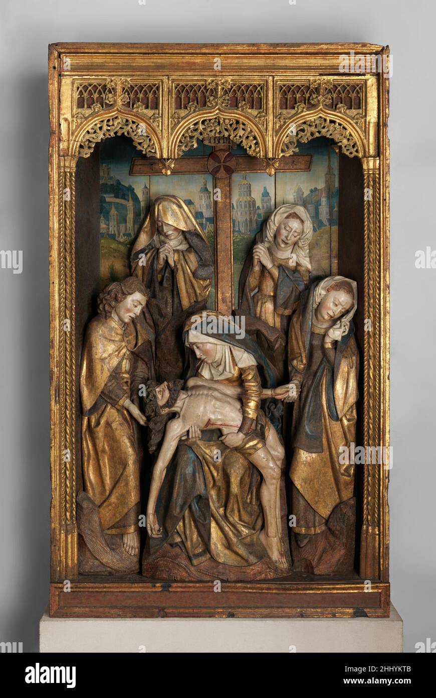 La lampe ca.1480 Espagnol du Centre les expressions très émotionnelles et déchirantes sur les visages des figures debout de ce sanctuaire sont fortement influencées par l'œuvre du peintre néerlandais du Sud Rogier van der Weyden (ca.1399–1464).En effet, il est possible que l'atelier espagnol qui a créé ce travail ait inclus au moins un artiste néerlandais, ou peut-être que l'atelier ait eu accès à un carnet de croquis qui comprenait des éléments tirés des peintures de Rogier.Le sanctuaire était à l'origine la section centrale d'un retable du monastère bénédictin en ruines de Sopétrán, au nord-est de Madrid.Le Banque D'Images
