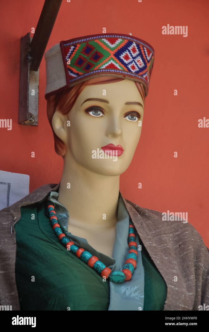 Gros plan d'un mannequin féminin en robe traditionnelle himachali (nord-indienne) et topi himachali Banque D'Images