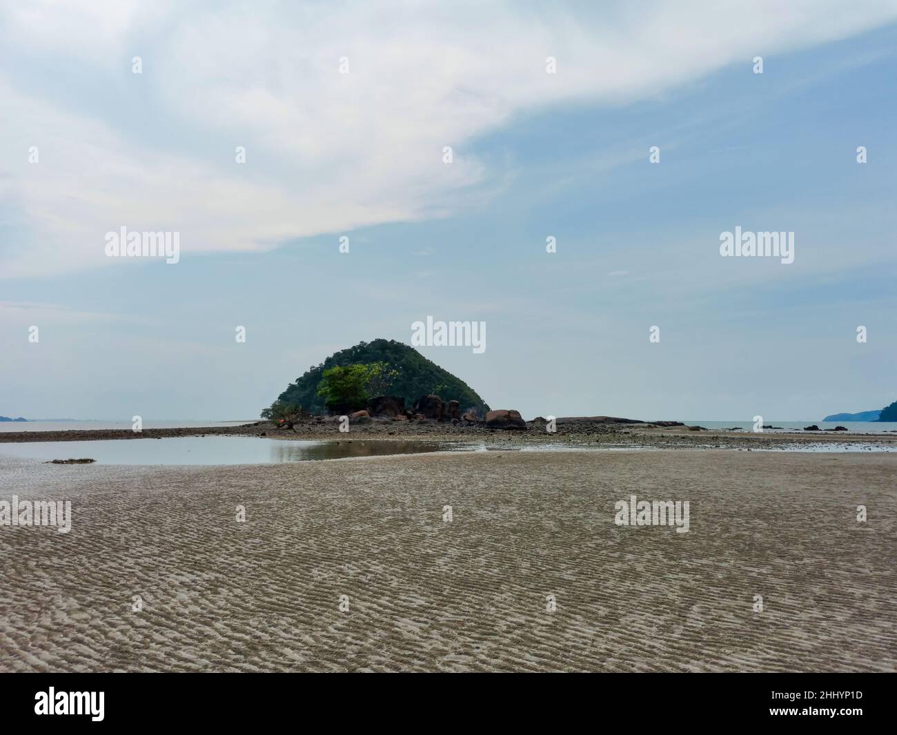 Vue panoramique grand angle de la petite île tropicale sur une plage de sable à marée basse avec ciel nuageux à Endau, Malaisie Banque D'Images