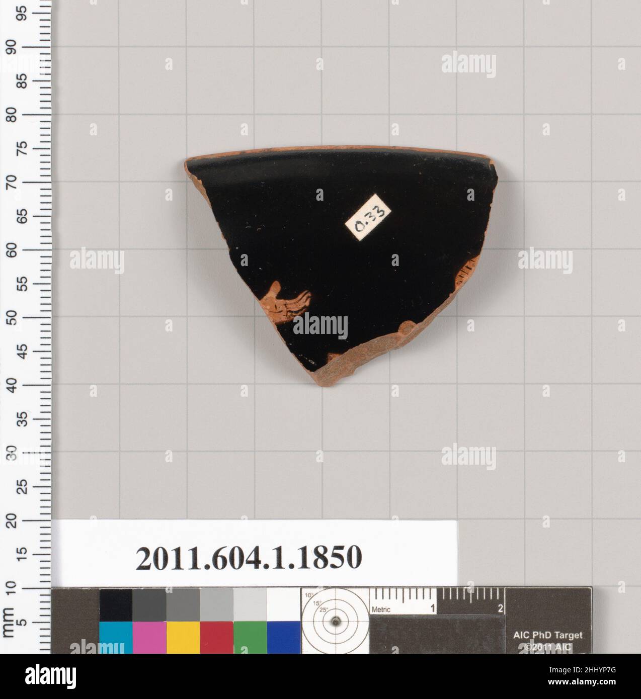 Fragment de bordure en terre cuite d'un kylix (gobelet) 470–450 C.-B. grec, Attic Exterior, paume ouverte de la main gauche; drapery d'une seconde figure.Fragment de bordure en terre cuite d'un kylix (gobelet) 683719 Banque D'Images