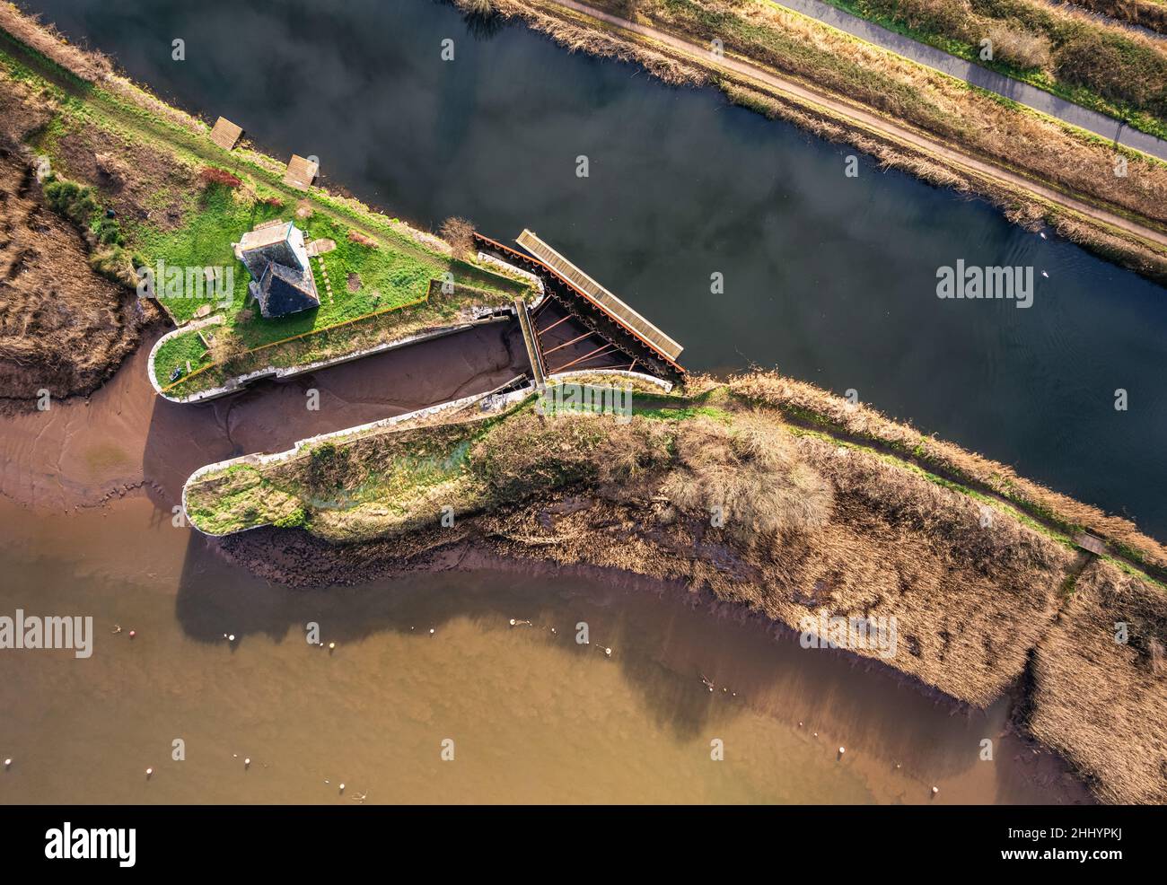 Vue de haut en bas sur l'écluse à eau et le ferry de Topsham sur le River exe à Topsham, Devon, Angleterre Banque D'Images