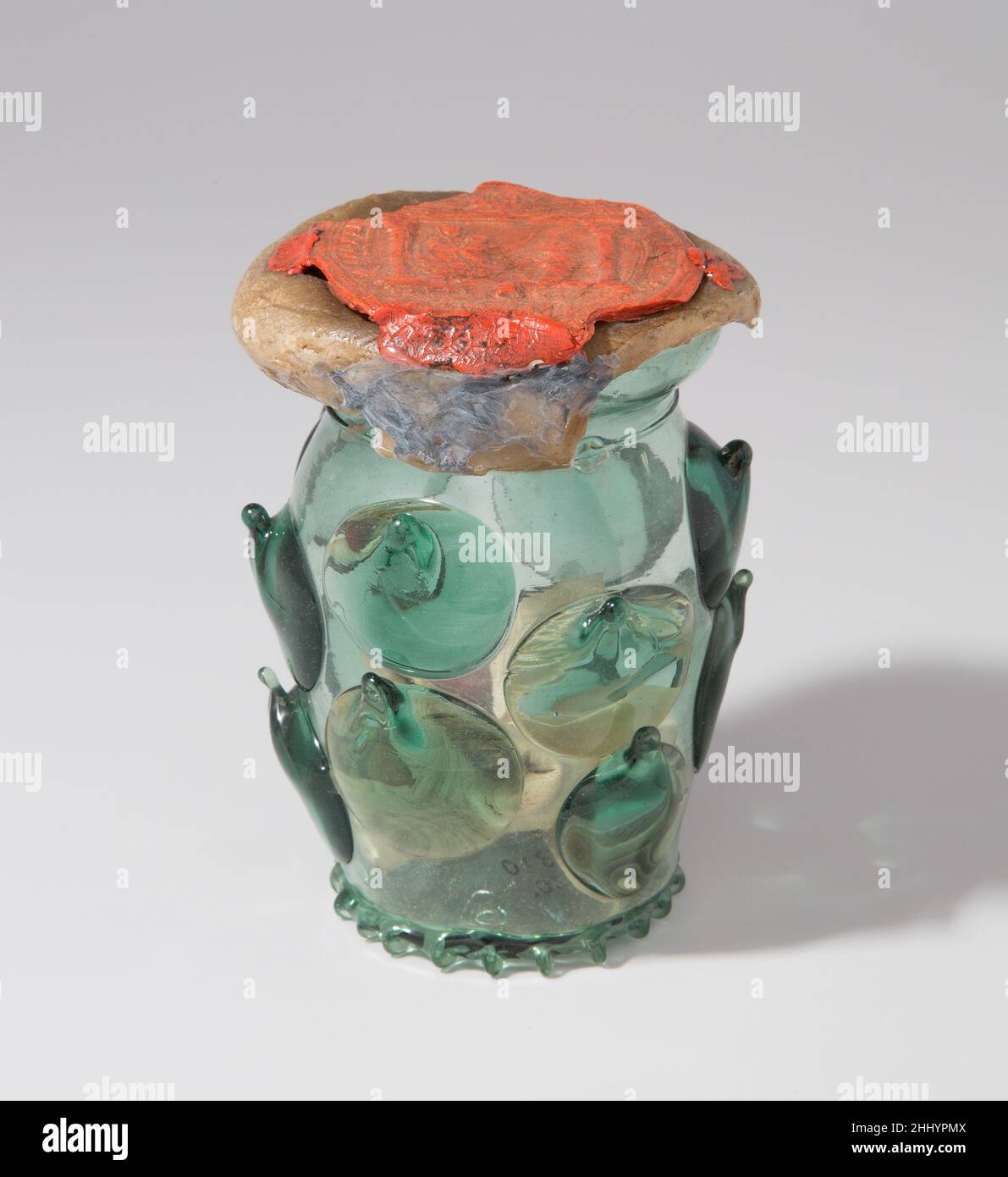 Reliquary Beaker (Krautstrunk) fin du 15th siècle allemand.Béker reliquaire (Krautrestrak).Allemand. Fin du 15th siècle.Verre soufflé avec décoration appliquée; cire, soie, lin et encre sur vélin.Récipients en verre Banque D'Images