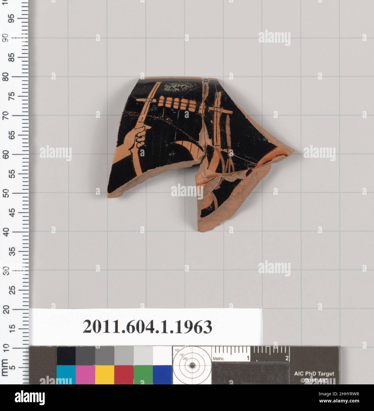 Fragment de bordure en terre cuite d'un kylix (gobelet) 490–480 C.-B. grec, Attic Exterior, lyre de maintien gauche.Fragment de bordure en terre cuite d'un kylix (gobelet) 683760 Banque D'Images