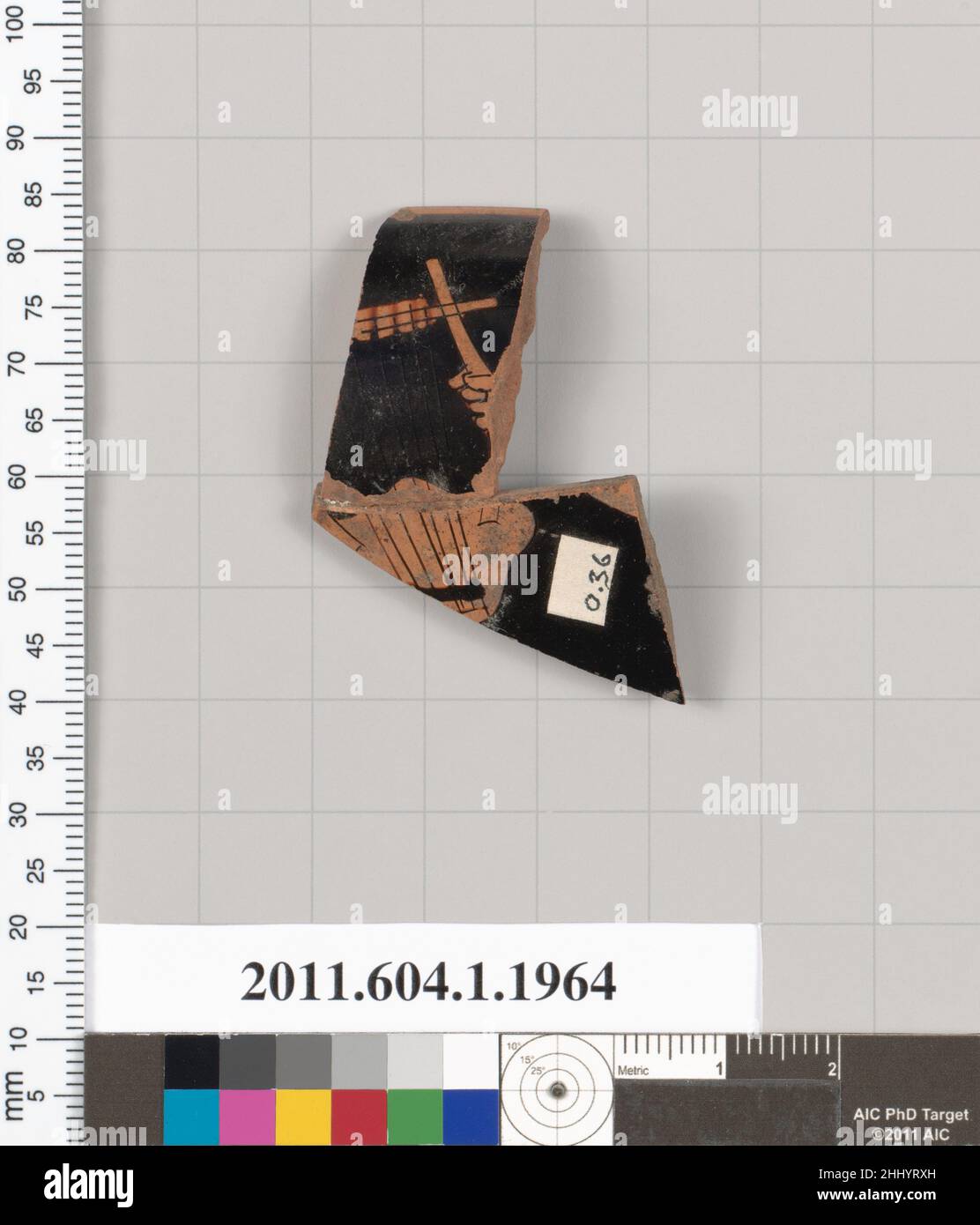 Fragment de bordure en terre cuite d'un kylix (gobelet) deuxième quart du siècle 5th C.-B. grec, Attic Exterior, tenue à droite lyre.Fragment de bordure en terre cuite d'un kylix (gobelet) 683761 Banque D'Images